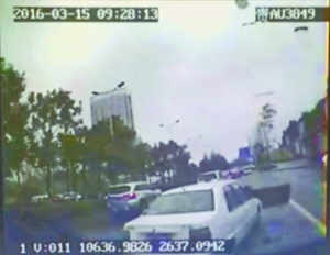 私家车驶入公交车前方瞬间