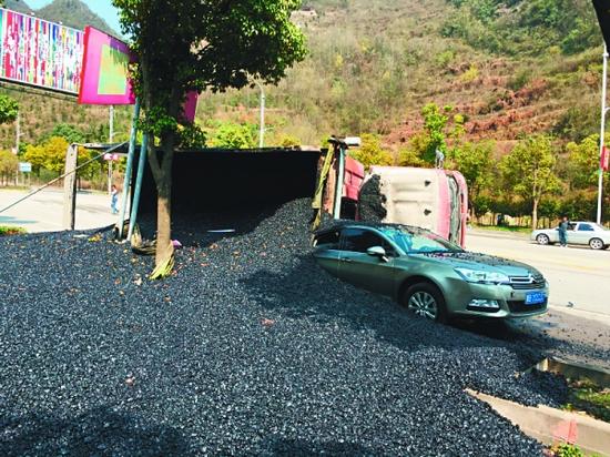 沥青埋住半辆轿车