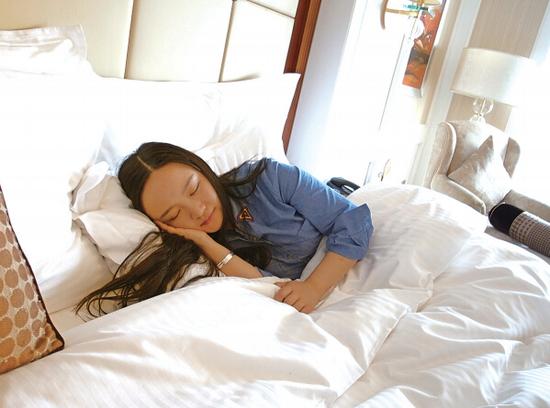 今年29岁的杨雨殊,是一名民间酒店试睡员。2011年夏天,她开始酒店试睡体验,并通过周刊、网站分享酒店试睡报告。2012年7月27日,她在一起微体验网站发布了一个关于上海马勒别墅体验的帖子,当日关注度过万。 随着在线旅游市场不断壮大,不少游客在出行前更倾向通过浏览旅游网站的海量评论来选择酒店。2009年,去哪儿网首次面向全球招募酒店试睡员,对酒店体验给予准确、专业的点评。2011年,五星级酒店以及主题、度假酒店开始纷纷招募民间试睡员,以试睡报告换取体验服务。也就是那一年,杨雨殊成为了民间