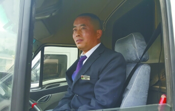 生命尽头的摆渡人 灵车司机老罗:好好活着最重