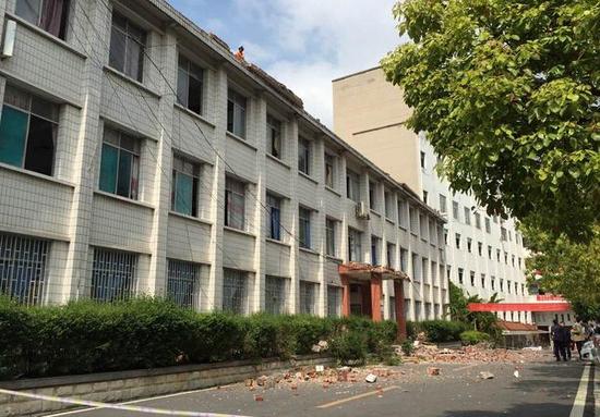 凯里学院附中一教学楼顶围墙倒塌 致学生一死