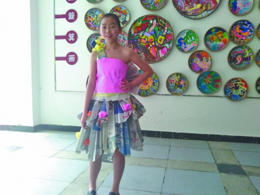 湖青少年科学体育艺术节举行 学生用废纸做衣裳