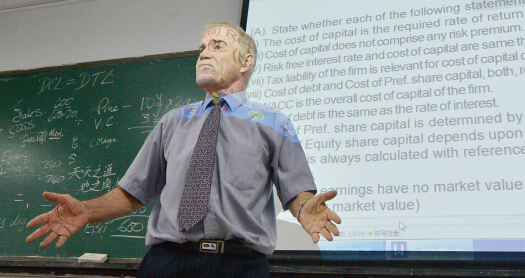 财大外国老师在贵阳街头指挥交通 被拍视频成