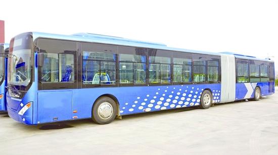 “复古”铰接公交车再现贵阳 以清洁能源驱动