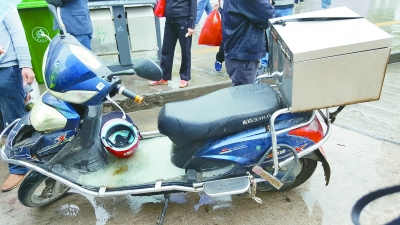 雨天路面湿滑电瓶车事故频发 女生摔车把老太