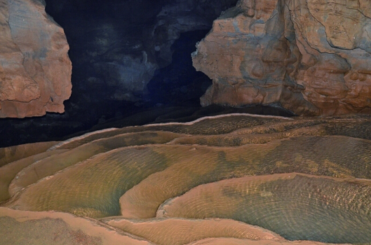 清镇一溶洞发现篮球场大小的梯田 专家称非常