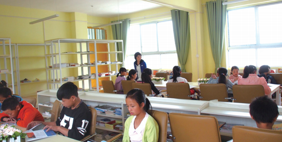 山区学校建未来教室 有电脑有多媒体教学设备