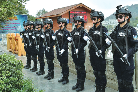 了众人的目光,她们是安顺市公安局西秀分局女子特警巡逻队的队员们