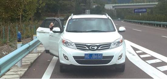 铜仁:女司机高速路上开车门睡觉 睡姿清奇