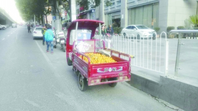 果农无证驾驶进一环车被扣 交警帮忙卖完500斤