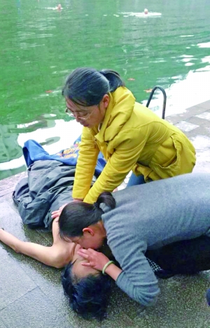 遵义男子湘江河中冬泳昏迷 路过女医生进行人
