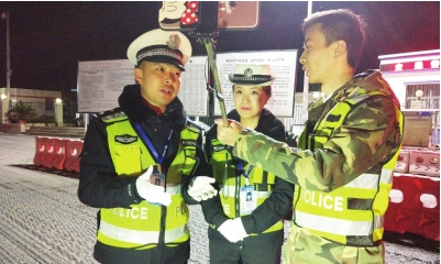 六盘水市交警支队直播定点查缉 交警变网红