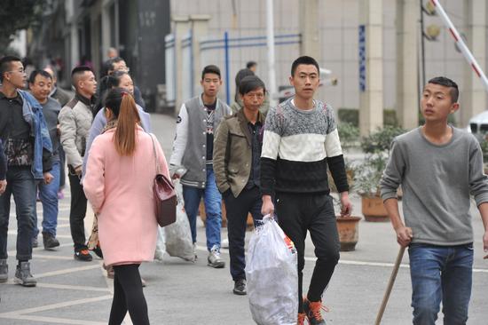 学生在街头寻找可以赚钱的方法（图 郑雄增）