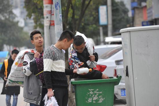 捡拾垃圾（图 郑雄增）