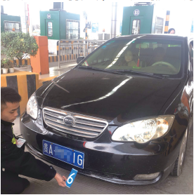 贵阳:一辆比亚迪改号冲关 只为逃避过路费