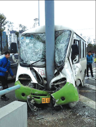 公交车撞上路牌杆后车头严重变形,车内9人受伤