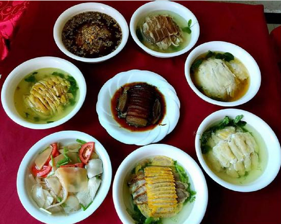 卫城八大碗:辣子鸡,八宝饭,盐菜肉,玻璃鱿鱼汤等