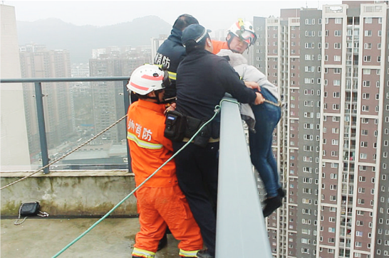 她在34层楼顶准备往下跳 鬼门关前拽回年轻女