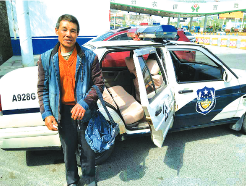 交警用警车将老人带回贵阳北收费站执勤点