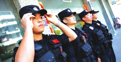 民警整装待发。