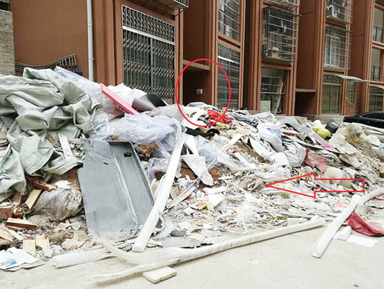 贵阳:住户不交物管费 小区垃圾半年多未清理堆