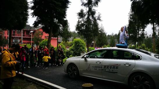 C6车顶瑜伽表演,为人们呈现一场身心合一的文化视觉盛宴