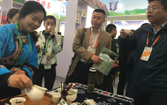 外地客人纷纷品尝贵州茶