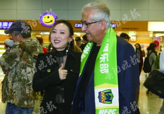 文筱婷到机场迎接曼萨诺