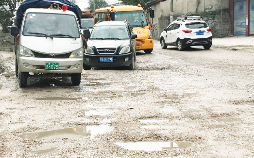 道路随处可见坑坑洼洼