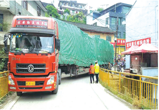 大货车被困在老城区狭窄的道路上。