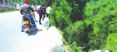 轿车飞下公路。
