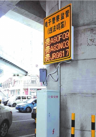 松山路匝道红绿灯路口,新引进的声呐抓拍设备正在进行测试。