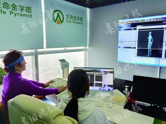 检查者正在用云图系统进行体检