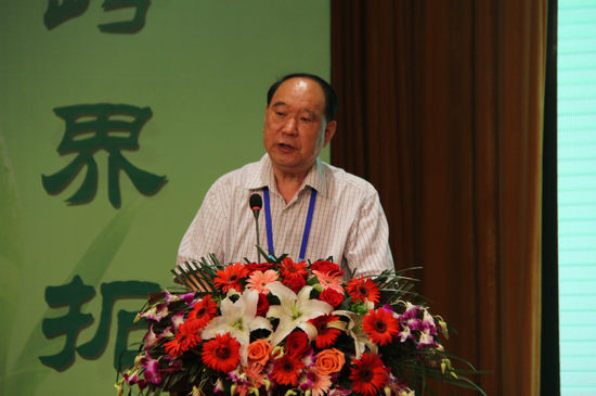 全国政协文史和学习委员会副主任、浙江省政协原主席、中国国际茶文化研究会会长周国富总结演讲