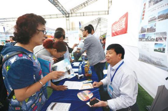 考生家长与高校老师互动