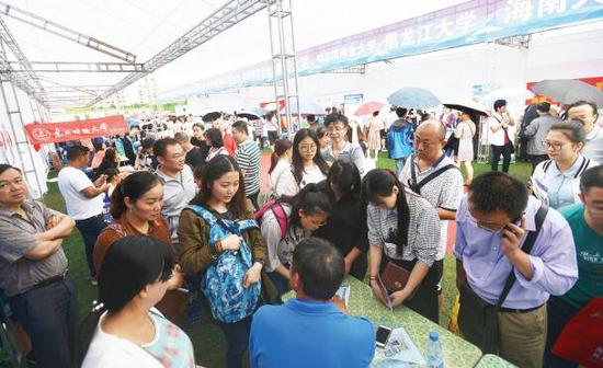 咨询会现场人头攒动