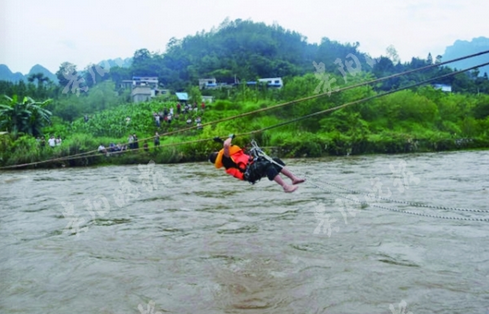 越野车被暴涨的河水冲走 3人被困河中消防飞索救人