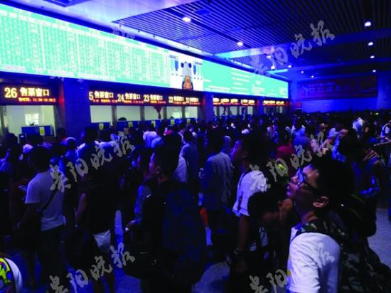 贵阳站售票处排起了长队