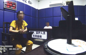 踩警车的其中一位女孩