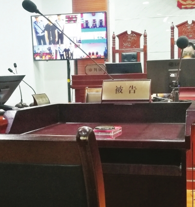 被告席空无一人.
