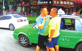 两车司机在马路上“怼”了起来