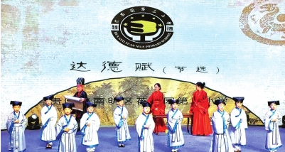 小学童们在进行朗诵。