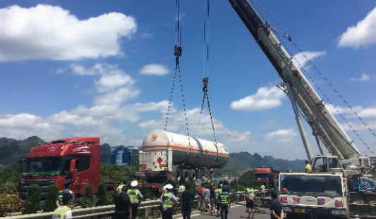 运输液化气的罐车被吊上路面
