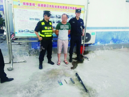 男子被民警控制