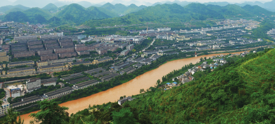 仁怀市茅台镇赤水河边的茅台酒厂。(资料图) 杨