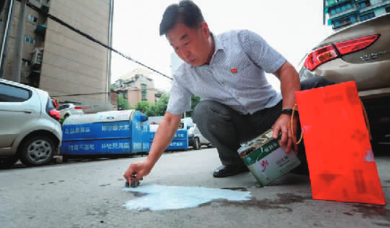 申孝军正在清理地上的野广告