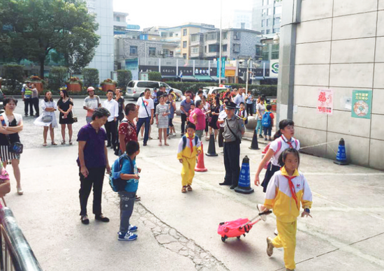 "8月28日7:30许,新华路上车流量明显加大,新华路甲秀小学三校区门口