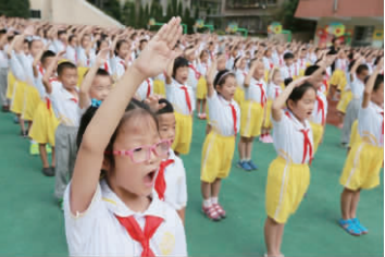 昨日,贵阳市省府路小学全体师生隆重举行2017秋季开学典礼。除了升国旗、合唱校歌等传统仪式外,师生们还接受了一场特别的“交通安全伴我行 文明行动记心中”的思想教育。 本报记者 张志红