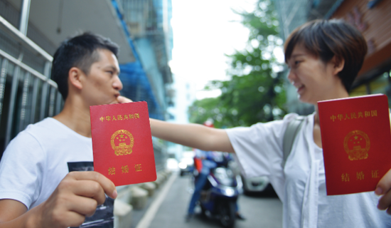 张婷(右)捏着高舜的下巴说:“给你盖个章,现在你就是我的人了。”