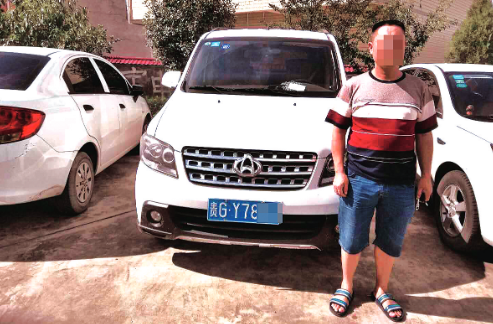 俞某某的面包车上塞了18人